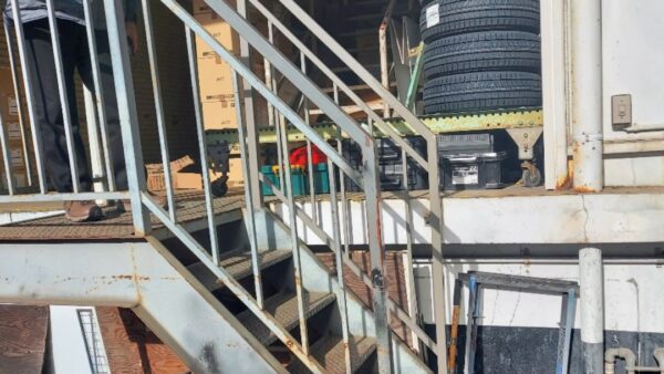 タイヤ販売店様階段修繕工事