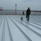 茨城県ひたちなか市｜折板屋根 嵌合部のカシメ作業